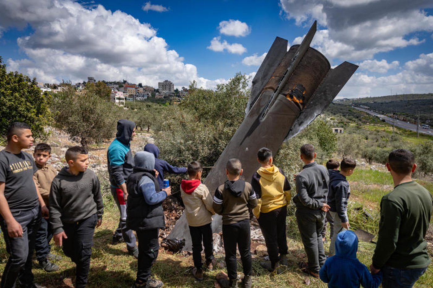 בדרך ליישוב החרדי: הפלסטינים הסקרנים התגודדו ליד הטיל הענק שנפל