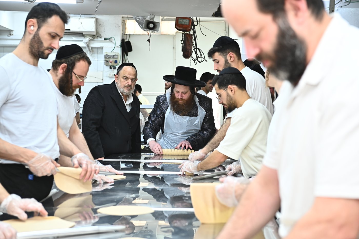 האדמו"ר ממיאלען באפיית המצות