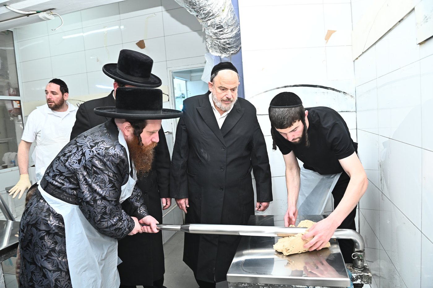 האדמו"ר ממיאלען באפיית המצות