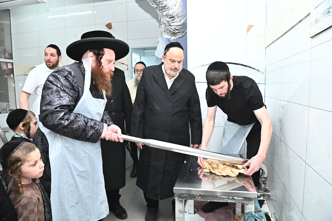 האדמו"ר ממיאלען באפיית המצות