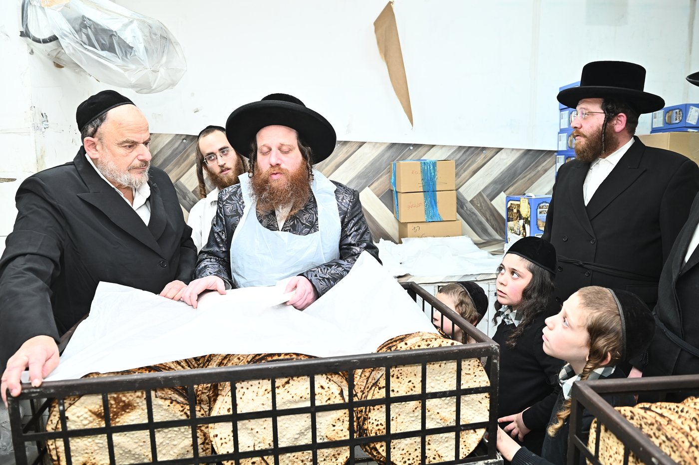 האדמו"ר ממיאלען באפיית המצות