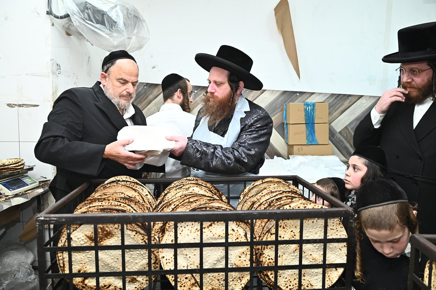 האדמו"ר ממיאלען באפיית המצות