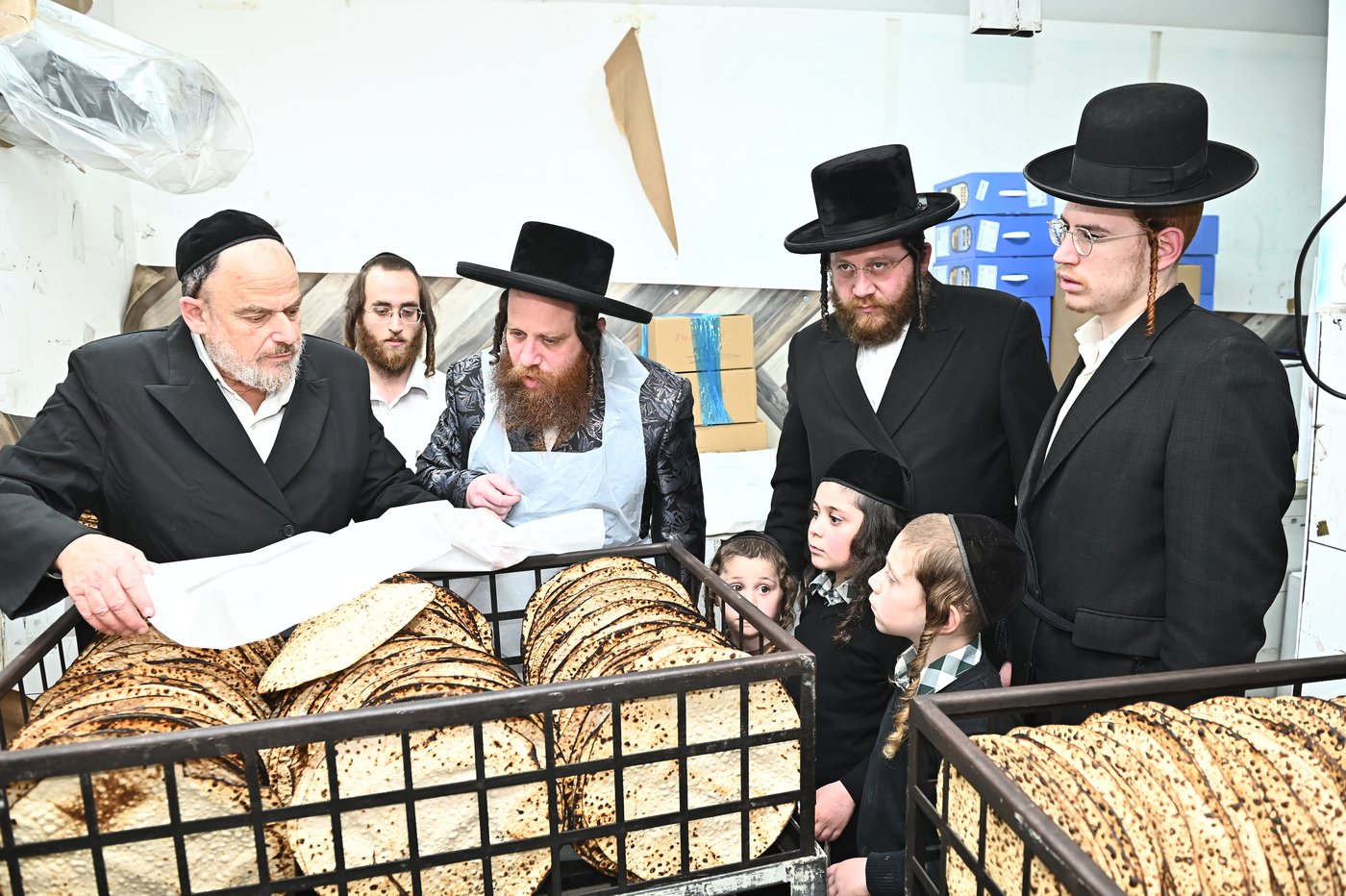 האדמו"ר ממיאלען באפיית המצות