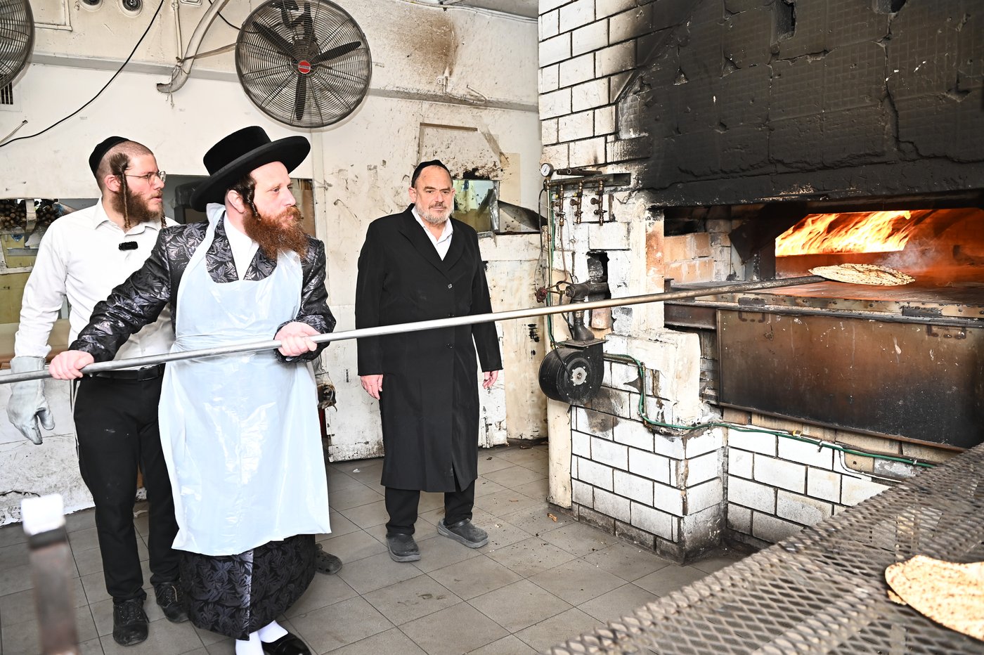 האדמו"ר ממיאלען באפיית המצות