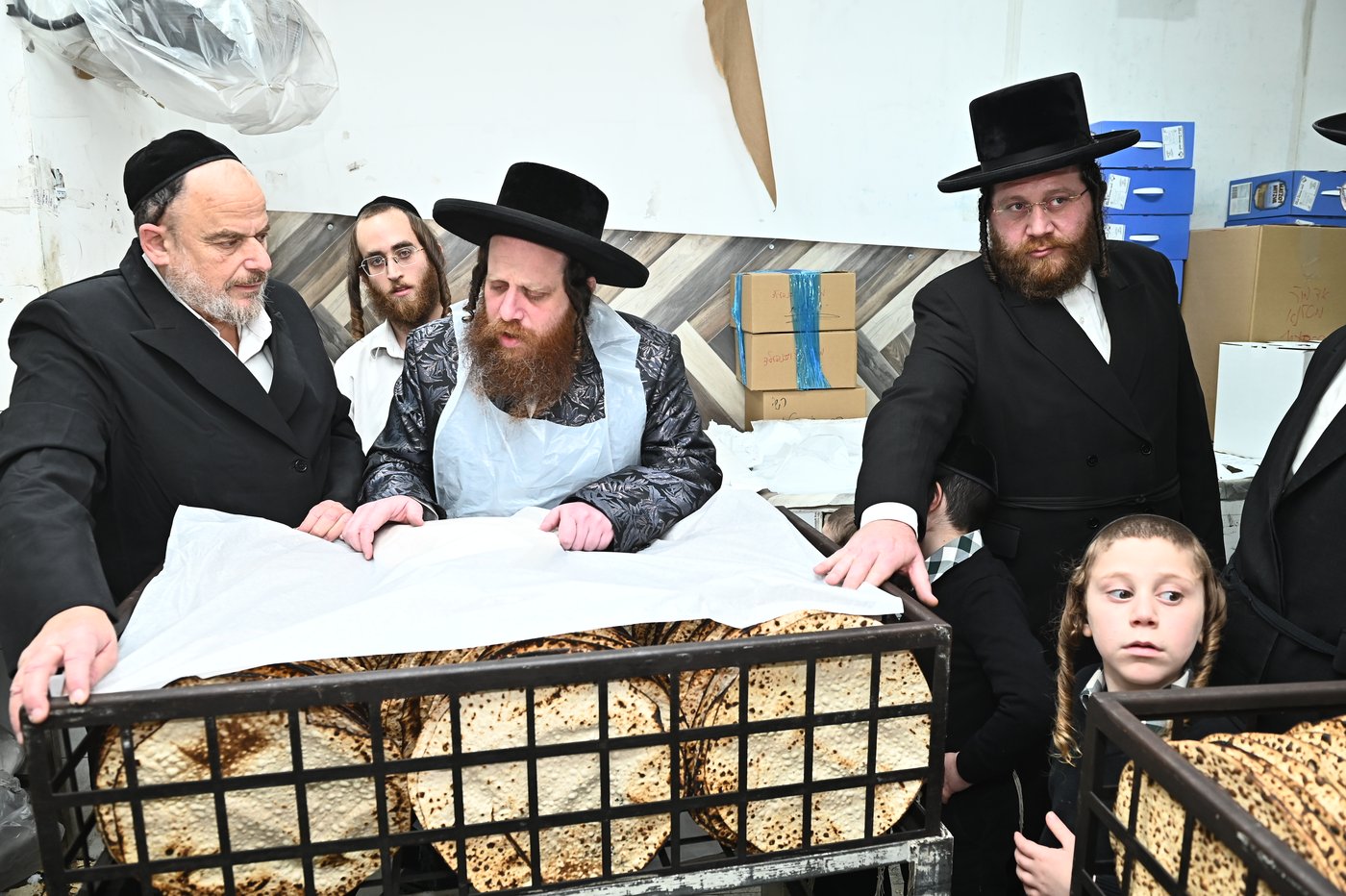 האדמו"ר ממיאלען באפיית המצות