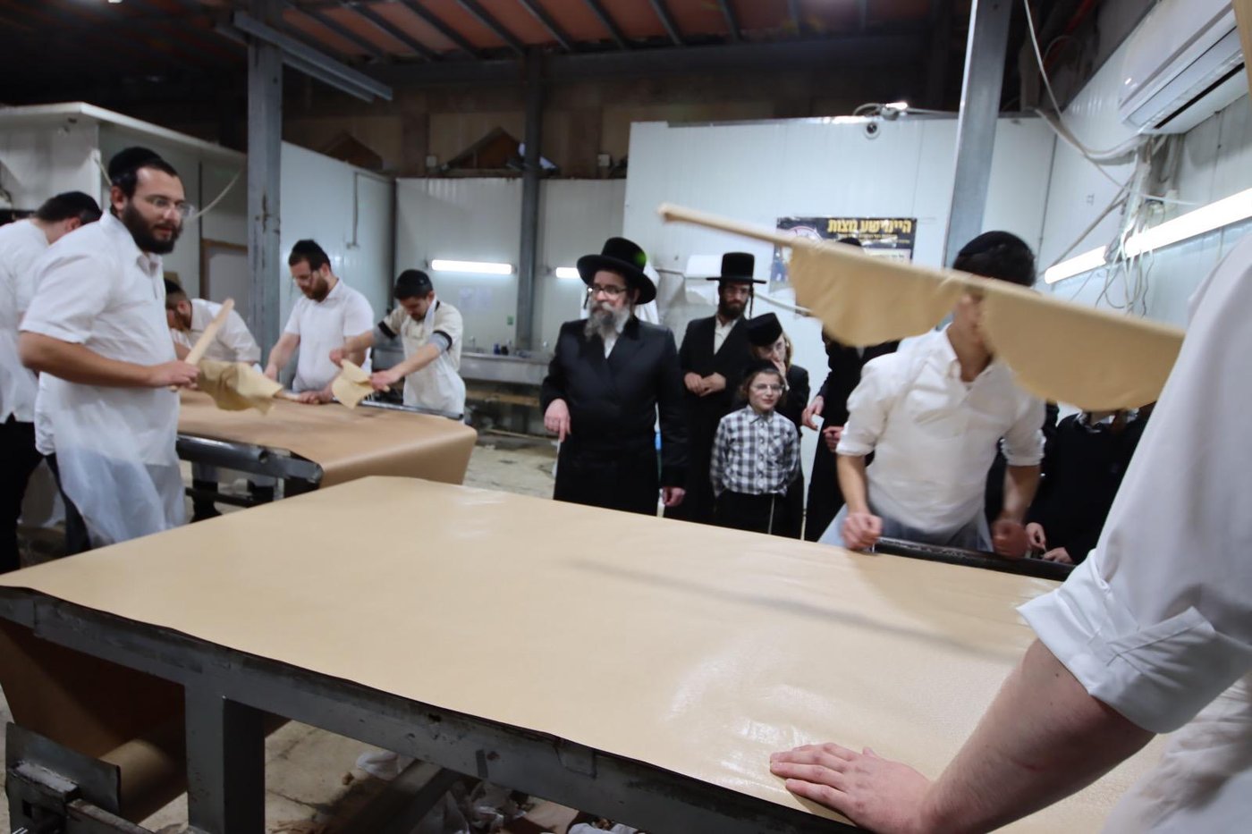 האדמו"ר מסקולען ירושלים באפיית מצות