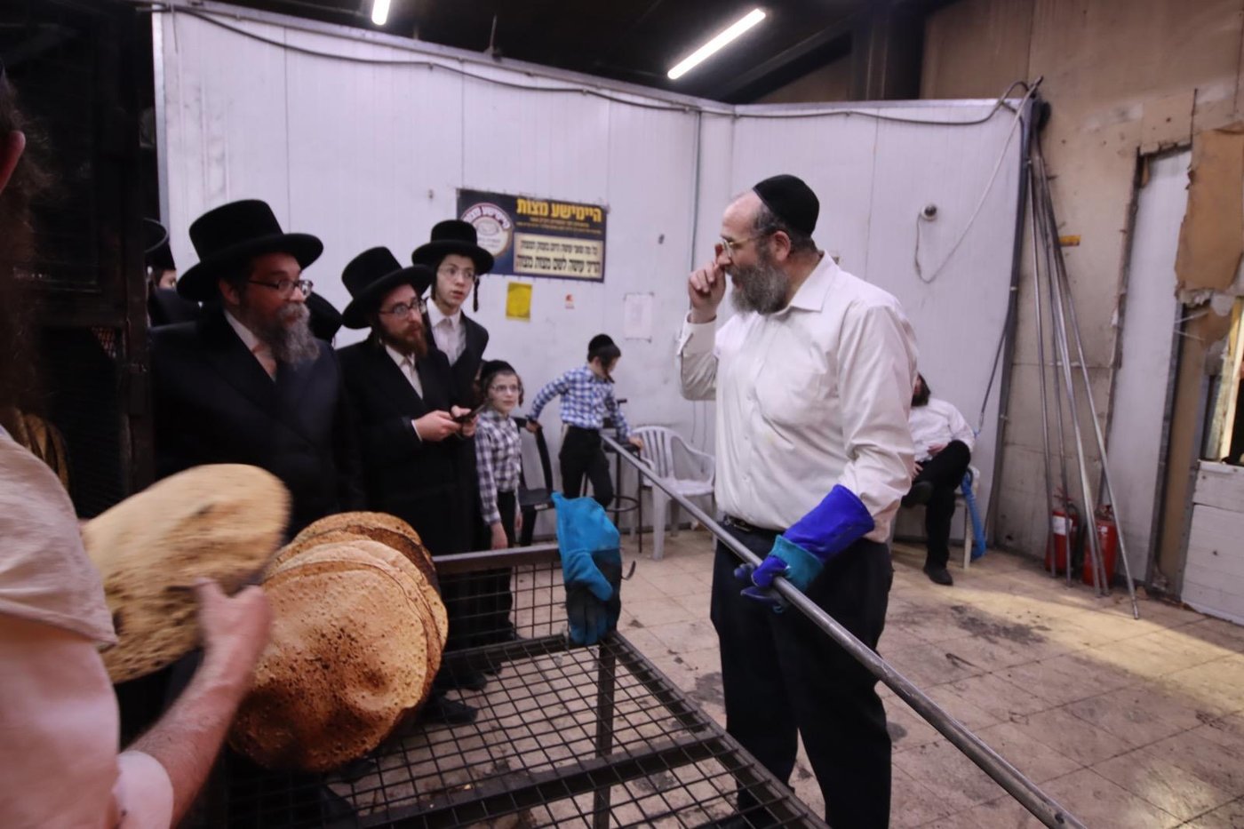 האדמו"ר מסקולען ירושלים באפיית מצות