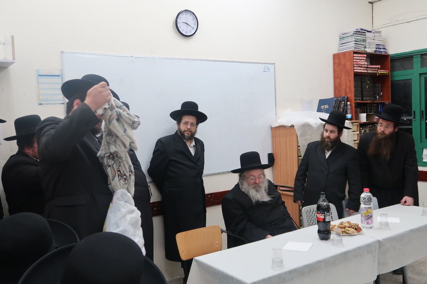 הרה"צ רבי נחמיה אלתר עם מתנדבי הצלה בערד