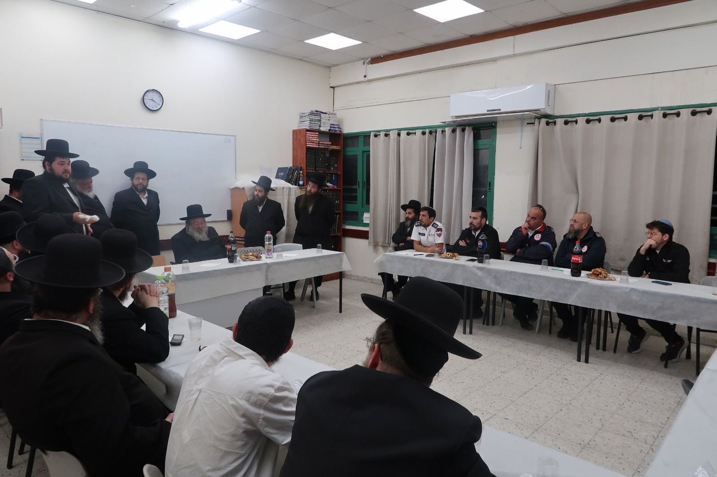 הרה"צ רבי נחמיה אלתר עם מתנדבי הצלה בערד