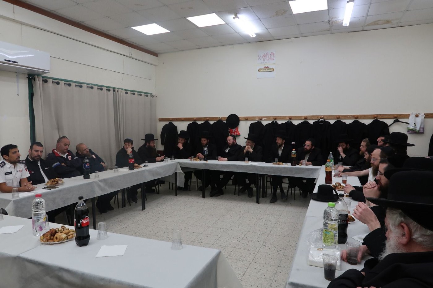 הרה"צ רבי נחמיה אלתר עם מתנדבי הצלה בערד