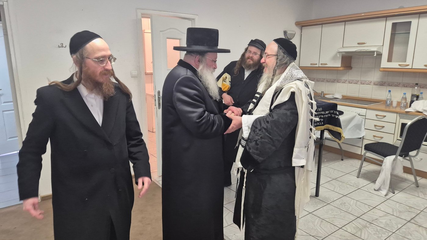 האדמו"ר מביאלה ב"ב עם האדמו"ר מנדבורנה בפשיסחא