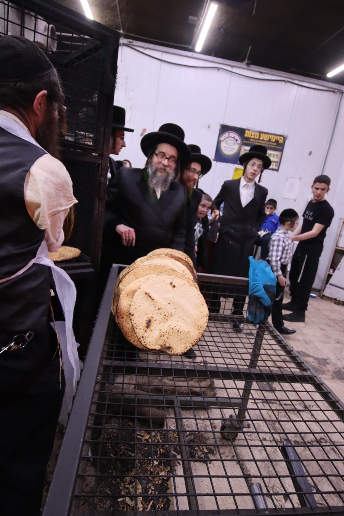 האדמו"ר מסקולען ירושלים באפיית מצות