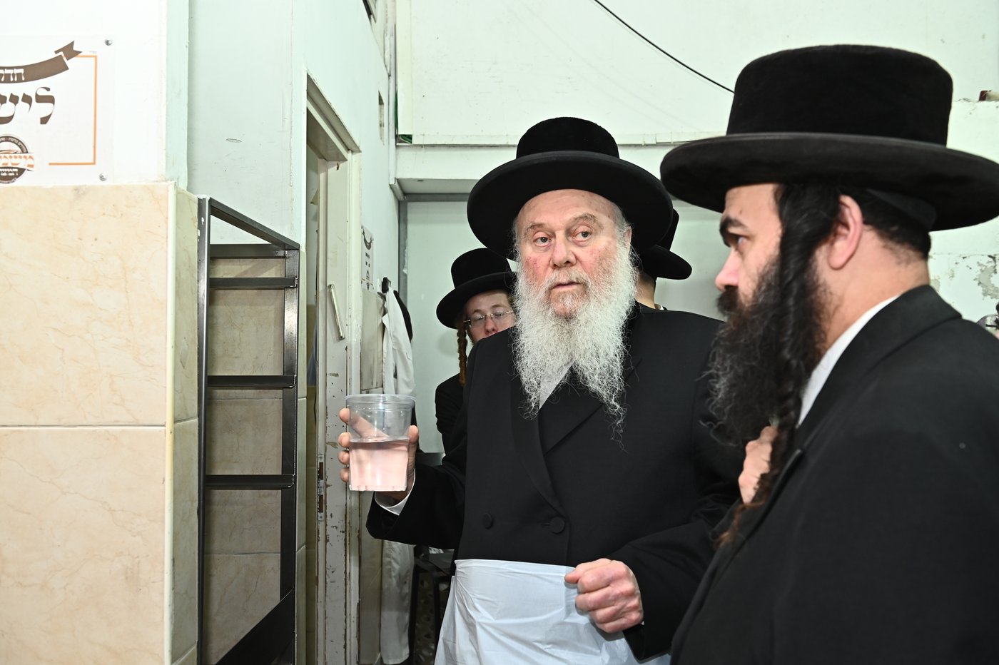 האדמו"ר מוואסלוי באפיית מצות