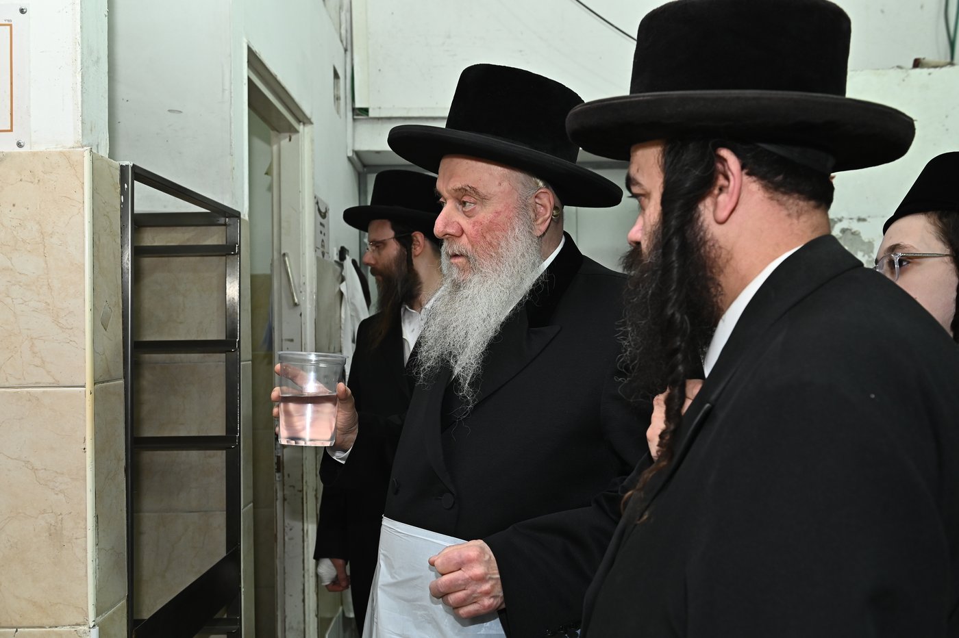 האדמו"ר מוואסלוי באפיית מצות