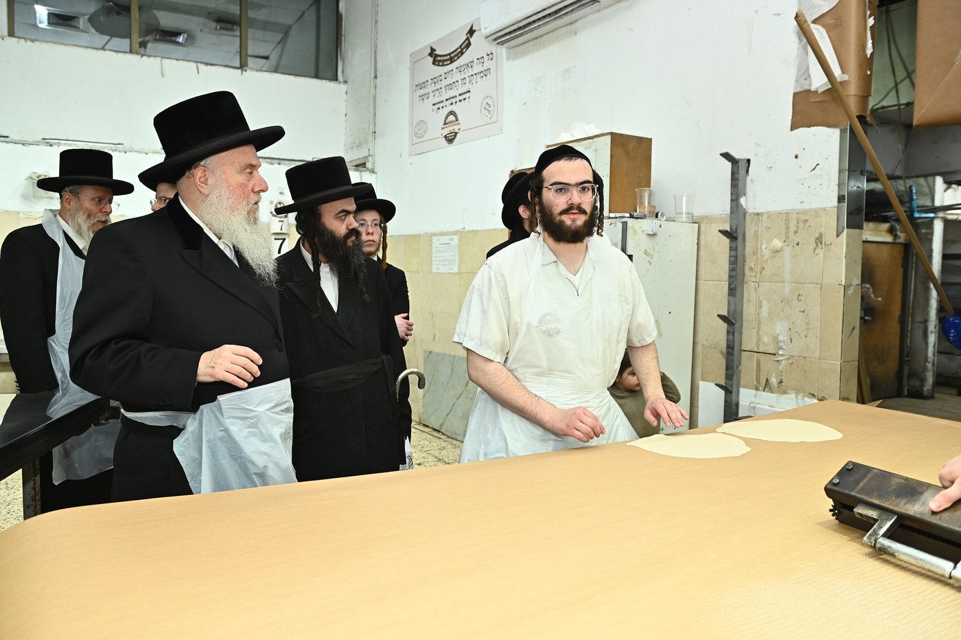 האדמו"ר מוואסלוי באפיית מצות