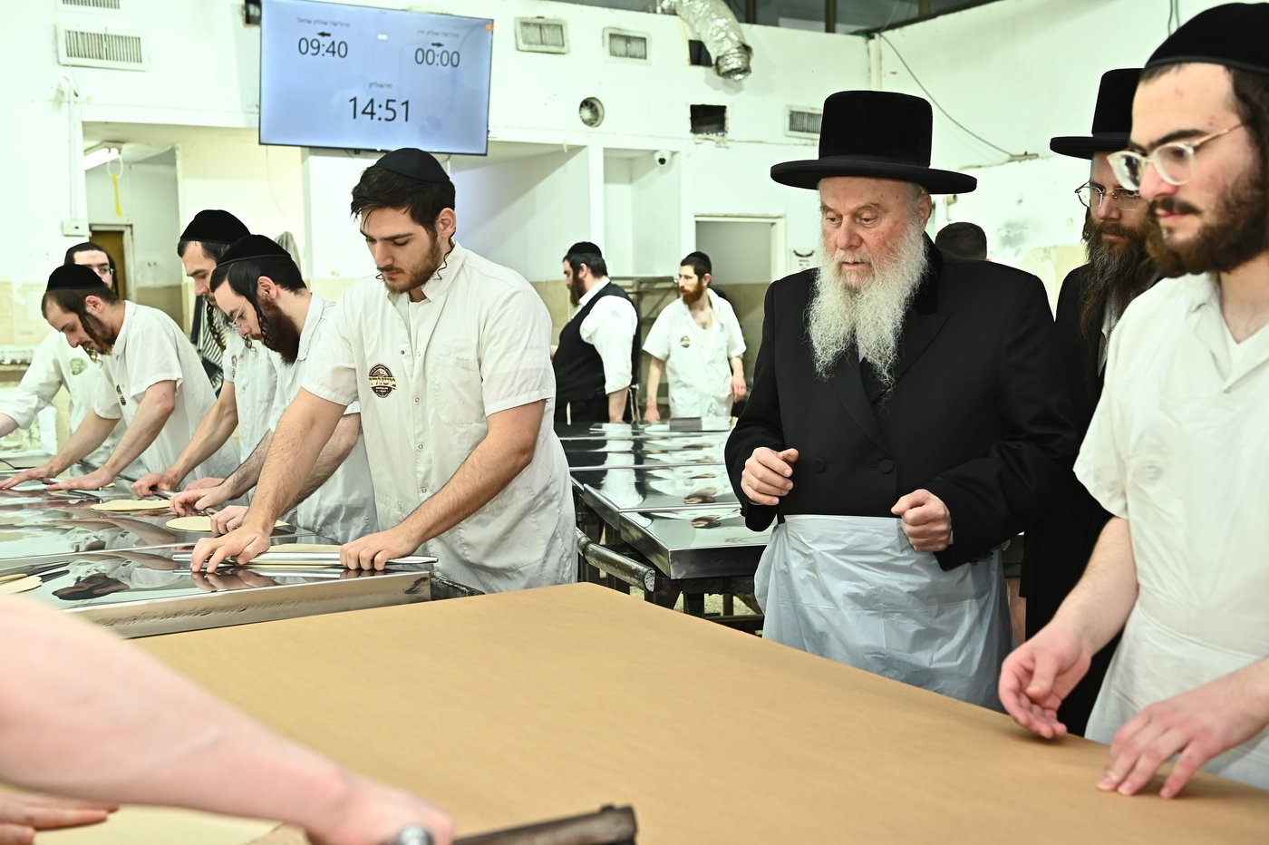 האדמו"ר מוואסלוי באפיית מצות