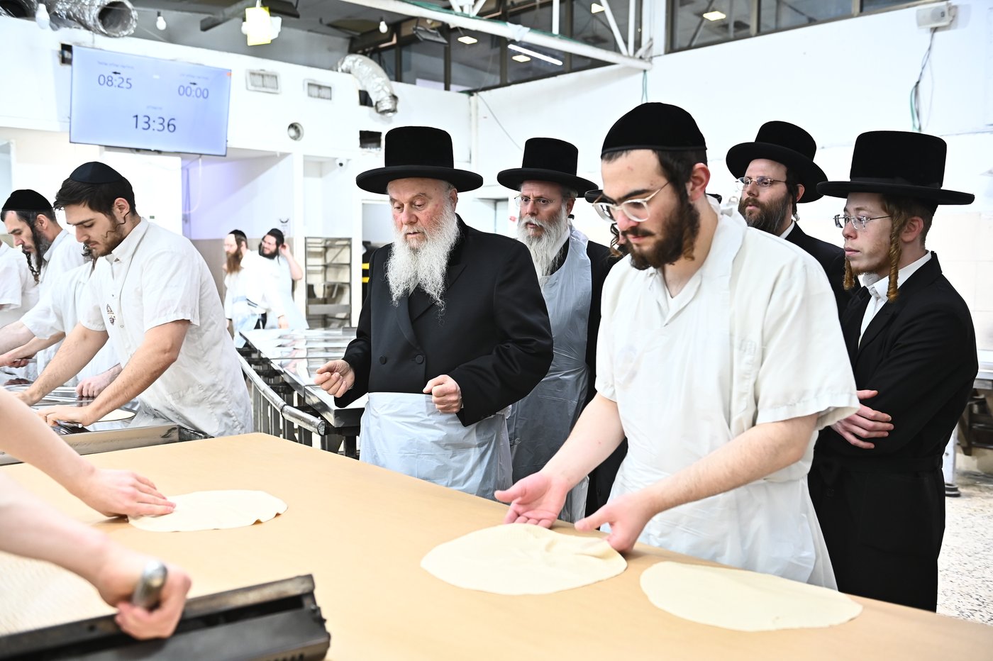 האדמו"ר מוואסלוי באפיית מצות