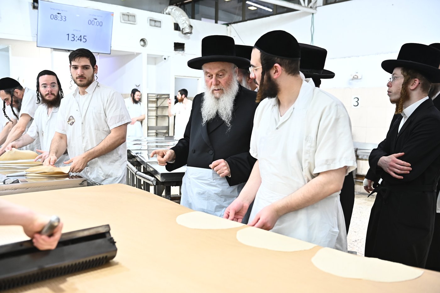 האדמו"ר מוואסלוי באפיית מצות