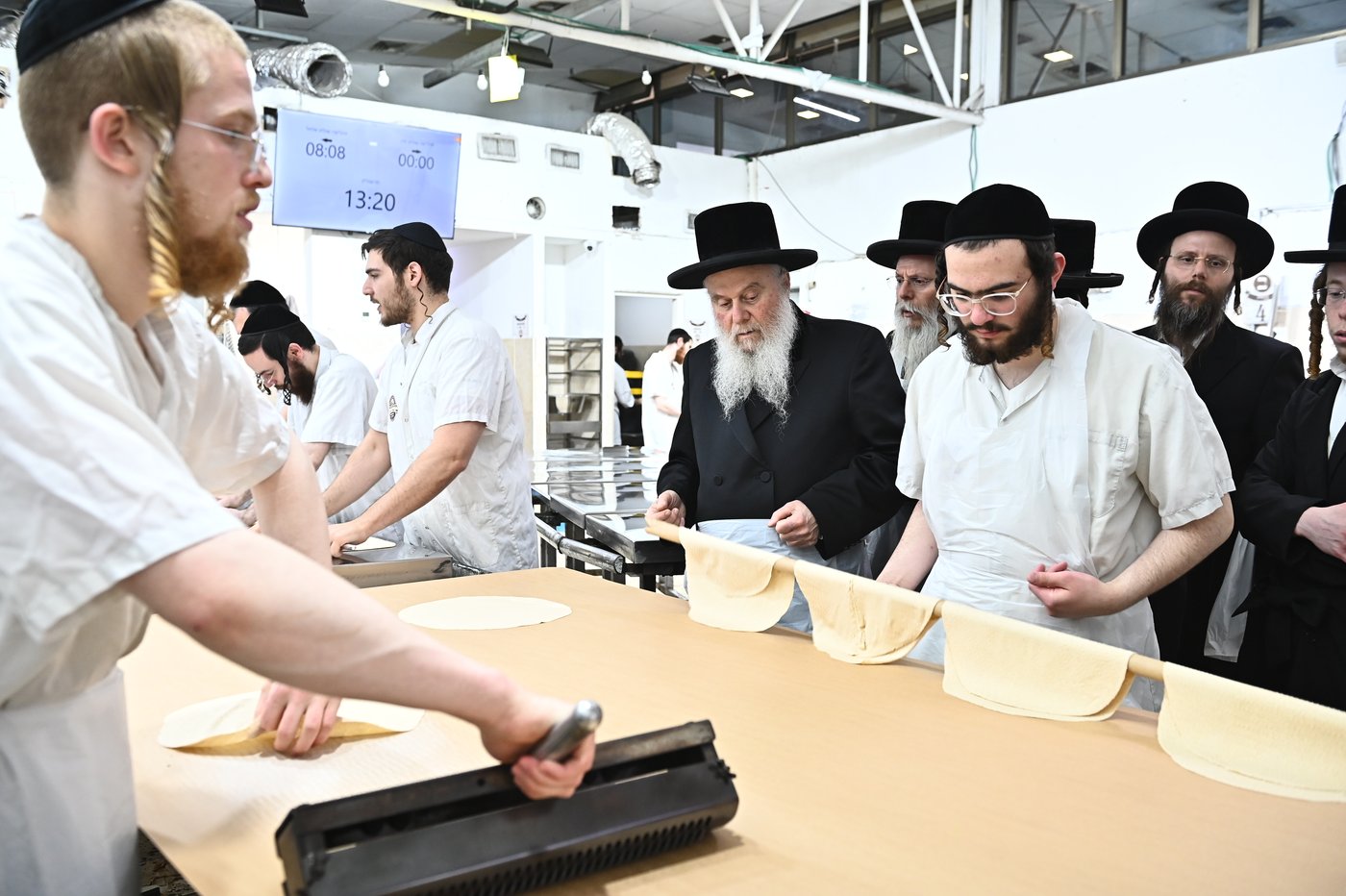 האדמו"ר מוואסלוי באפיית מצות