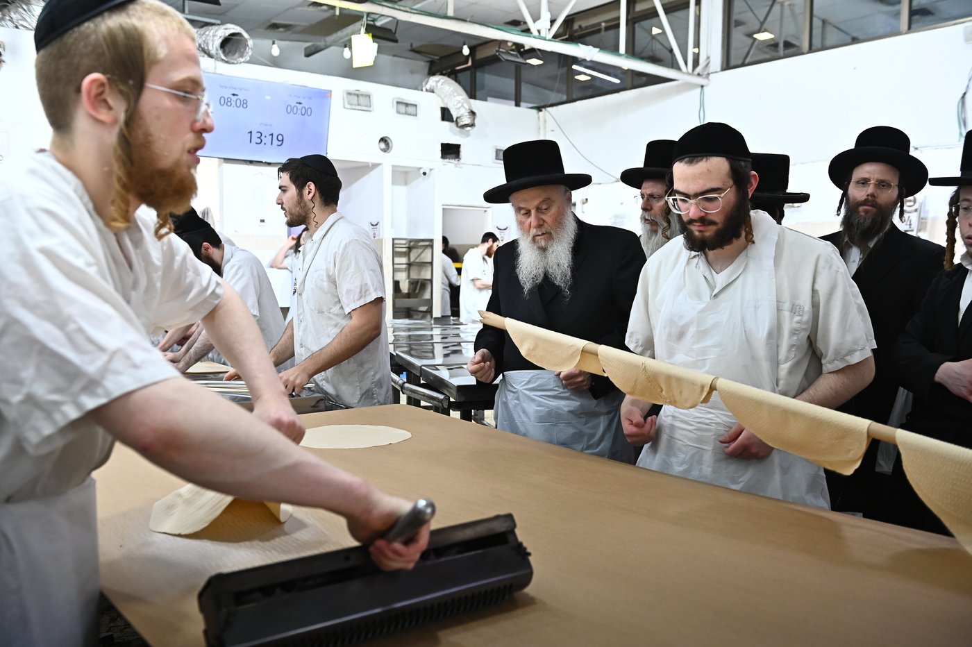 האדמו"ר מוואסלוי באפיית מצות