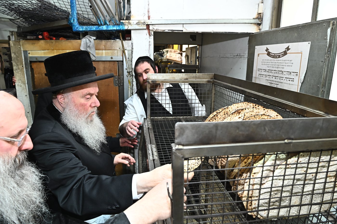 האדמו"ר מוואסלוי באפיית מצות