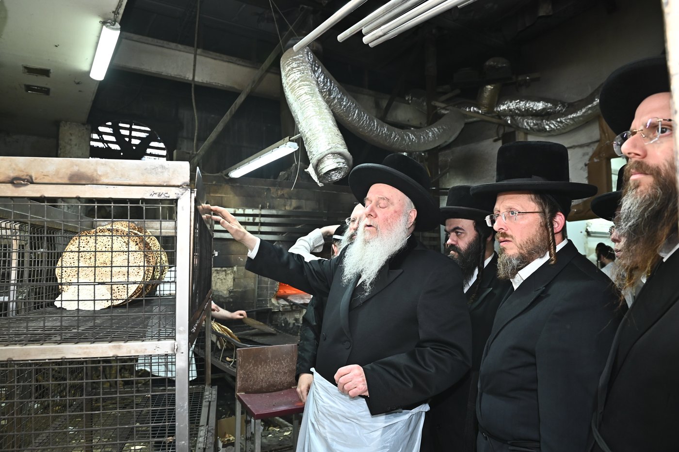 האדמו"ר מוואסלוי באפיית מצות