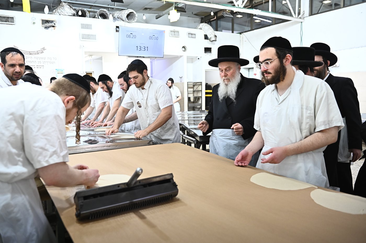 האדמו"ר מוואסלוי באפיית מצות