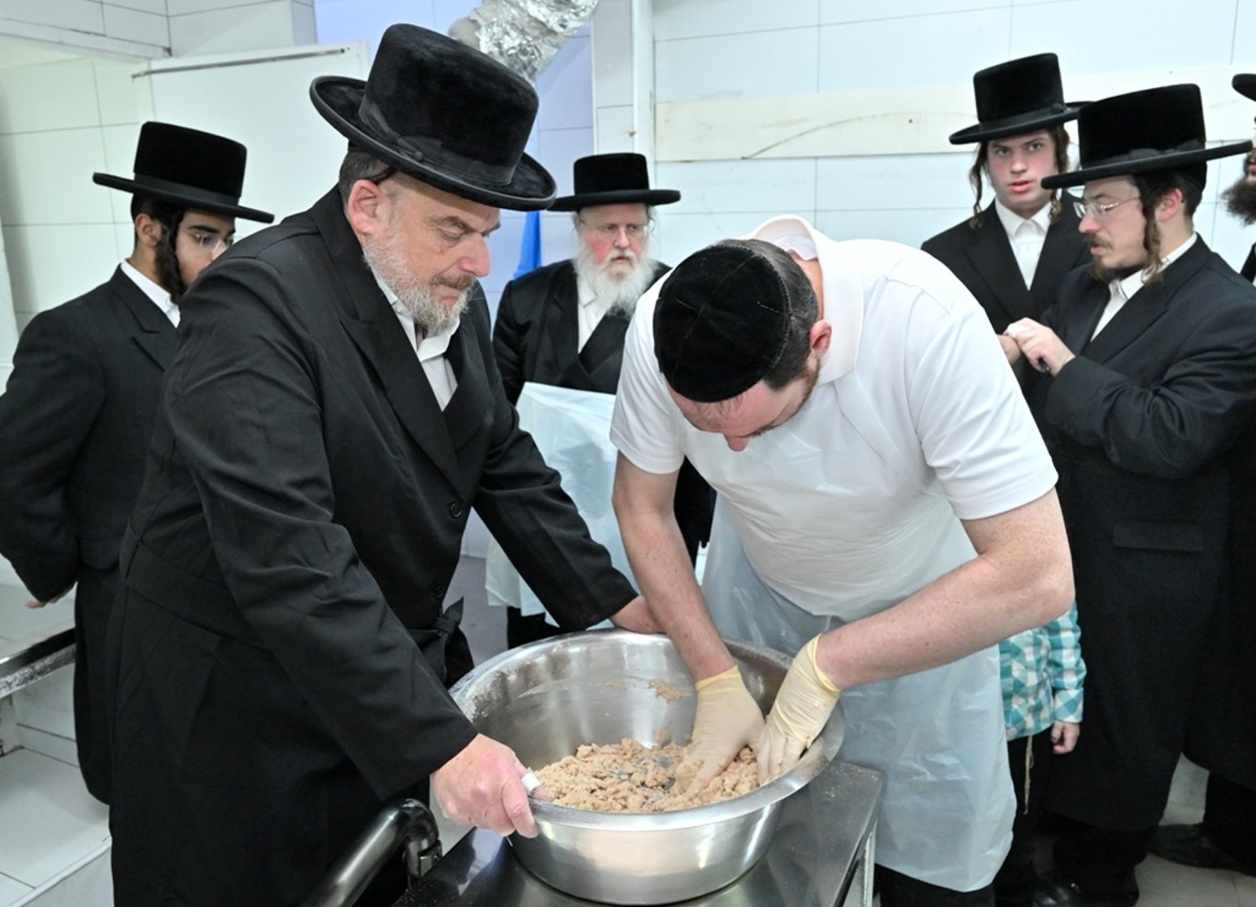 האדמו"ר מסאסוב באפיית מצות