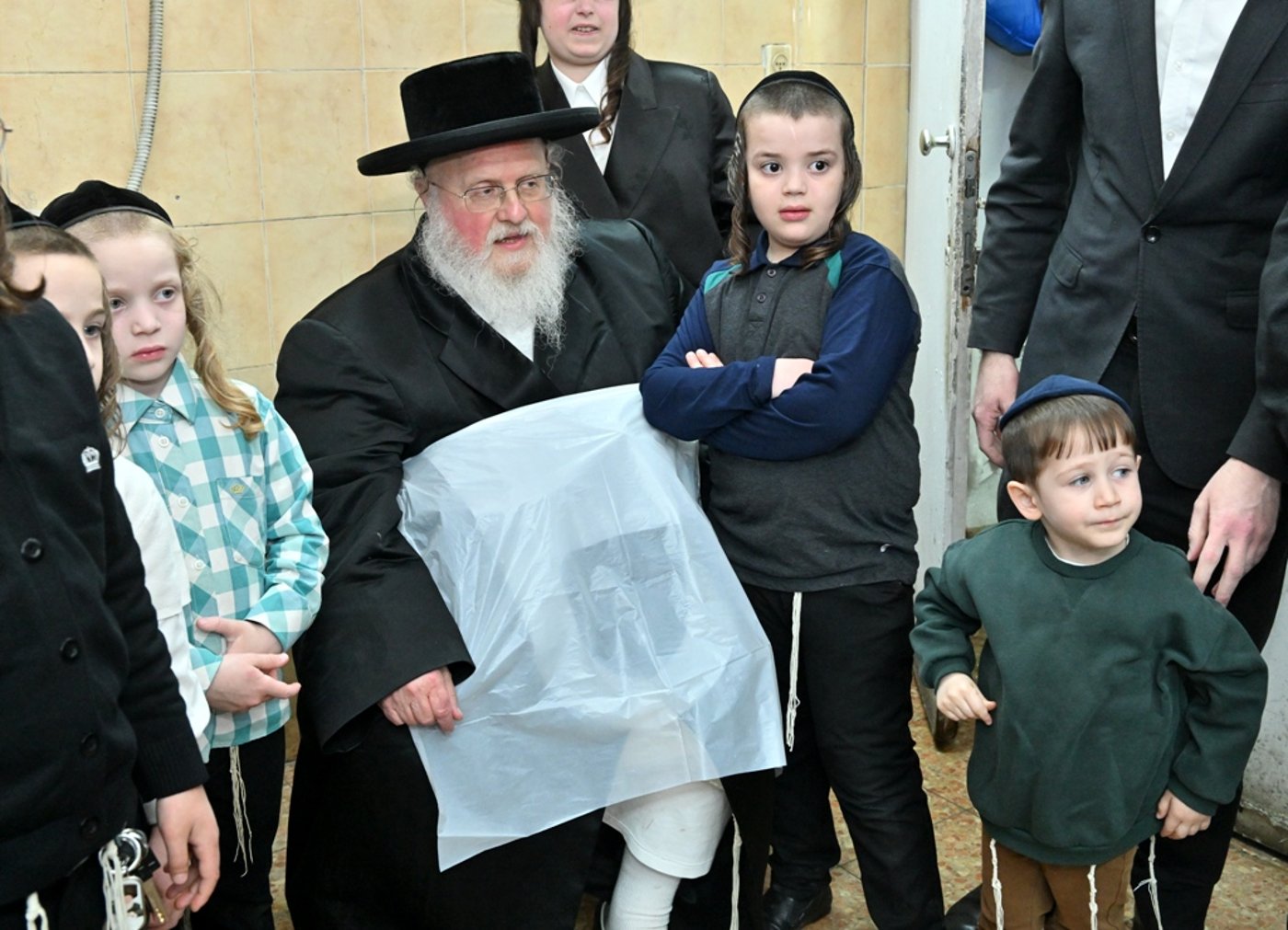 האדמו"ר מסאסוב באפיית מצות