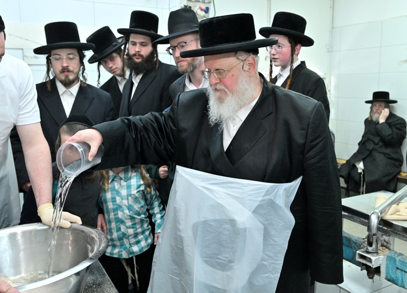 האדמו"ר מסאסוב באפיית מצות