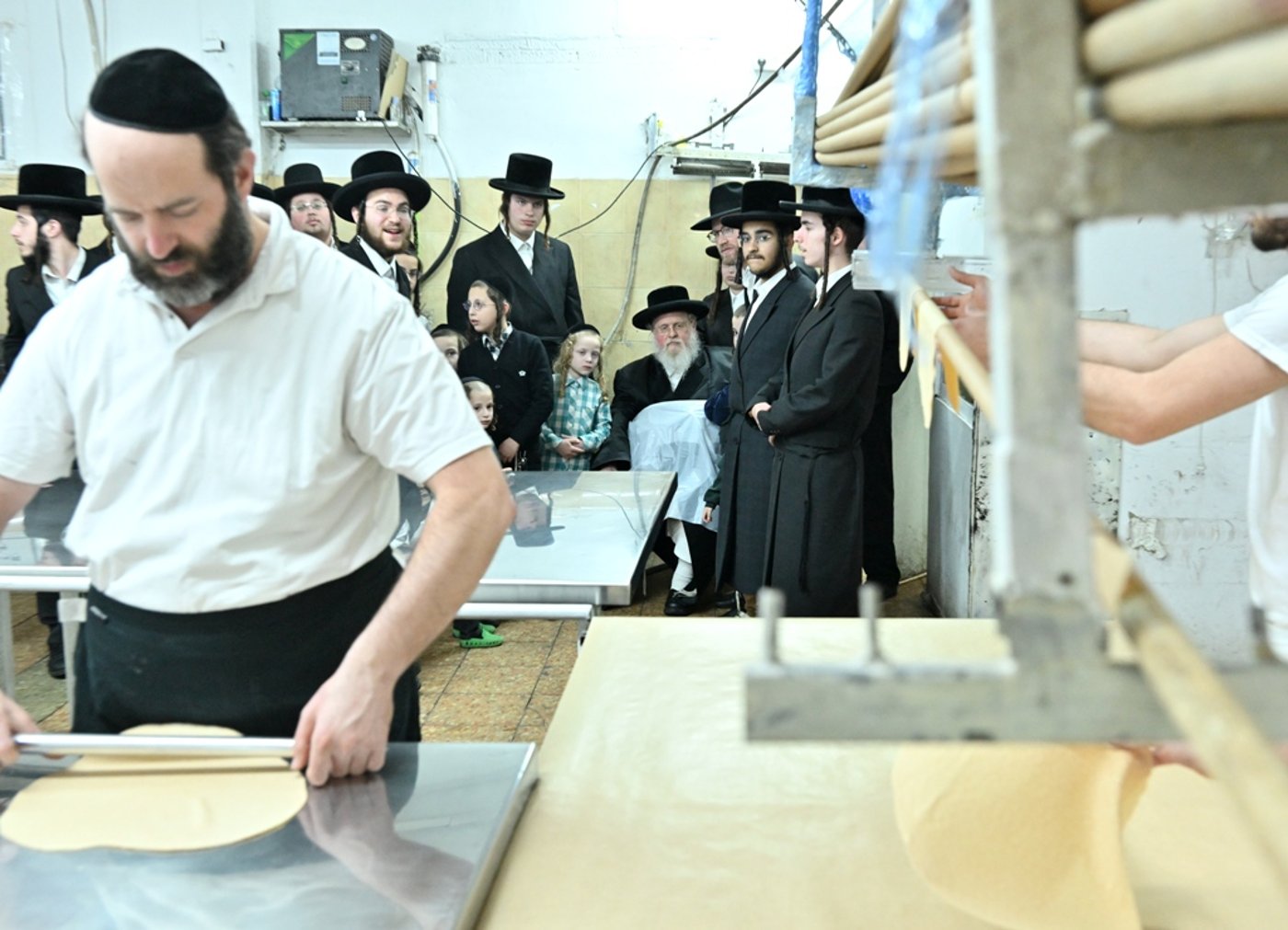 האדמו"ר מסאסוב באפיית מצות