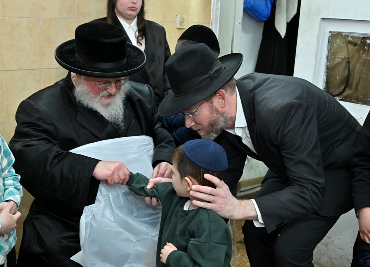 האדמו"ר מסאסוב באפיית מצות