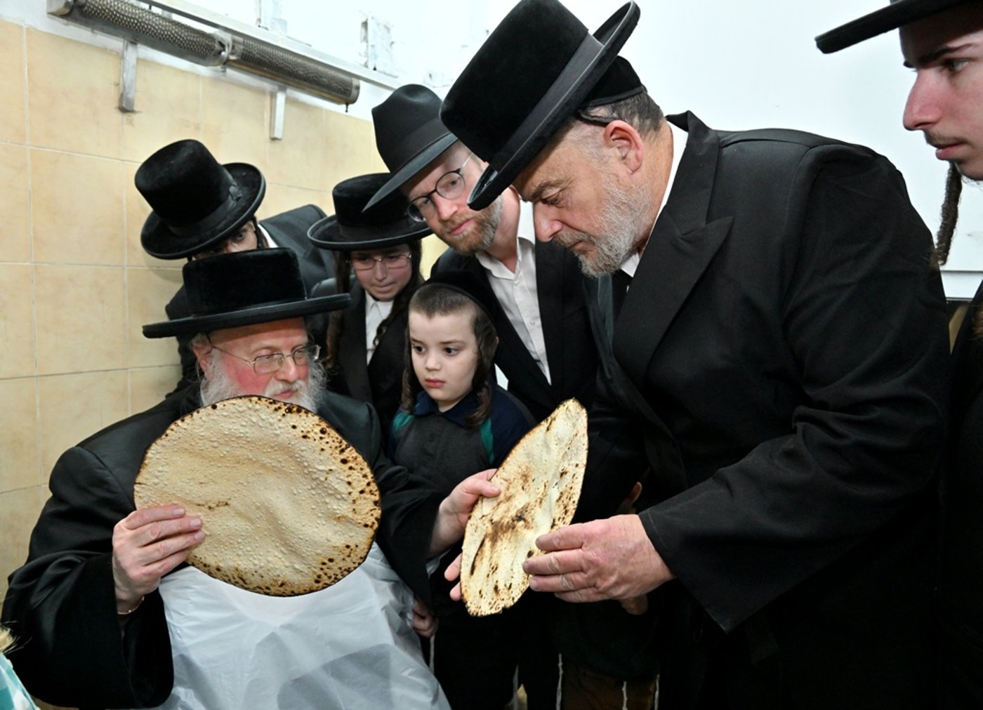 האדמו"ר מסאסוב באפיית מצות