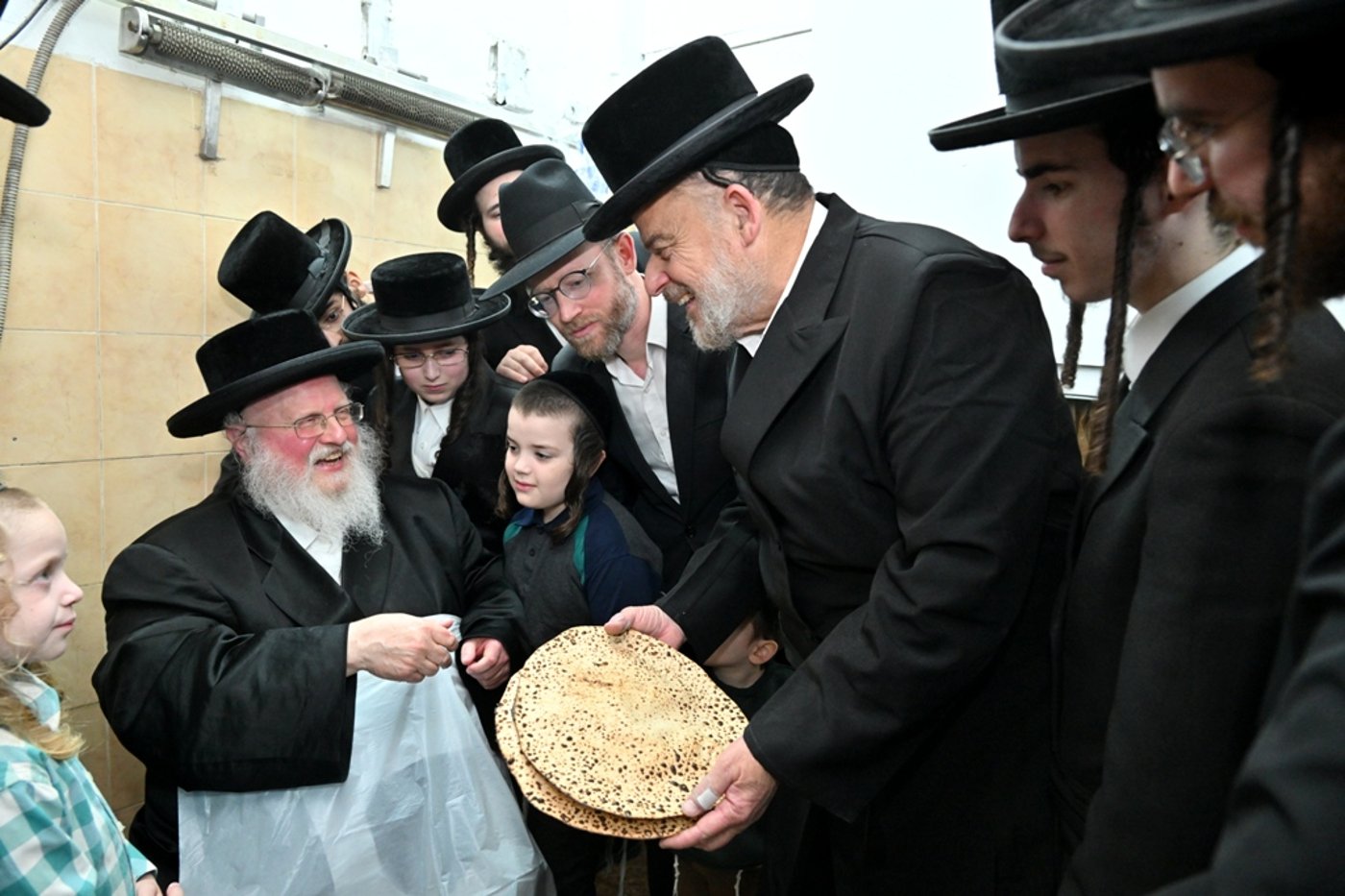האדמו"ר מסאסוב באפיית מצות