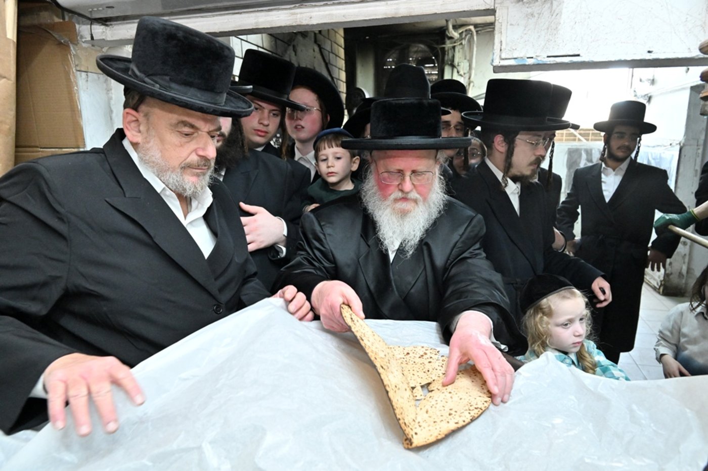 האדמו"ר מסאסוב באפיית מצות