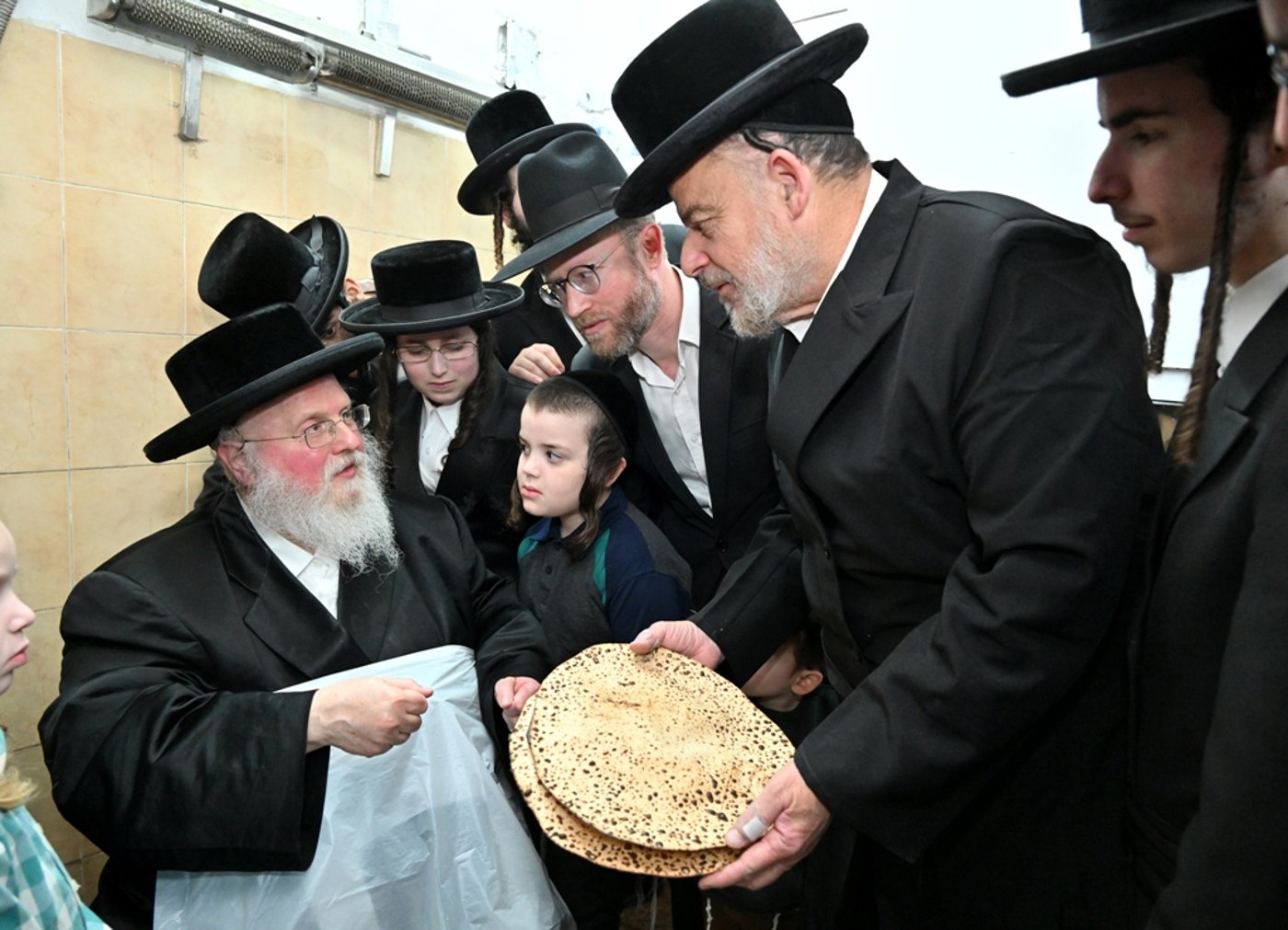 האדמו"ר מסאסוב באפיית מצות