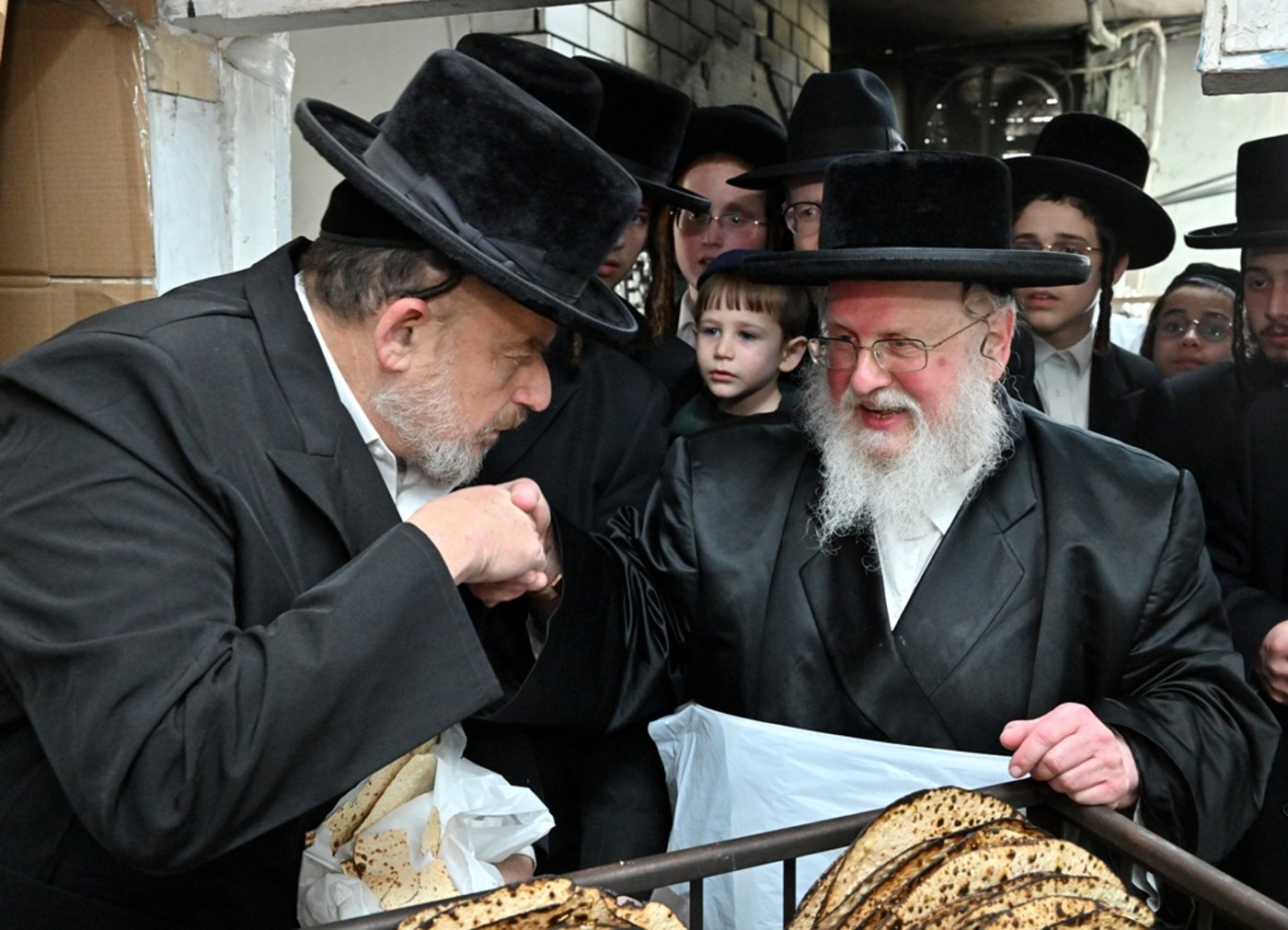 האדמו"ר מסאסוב באפיית מצות