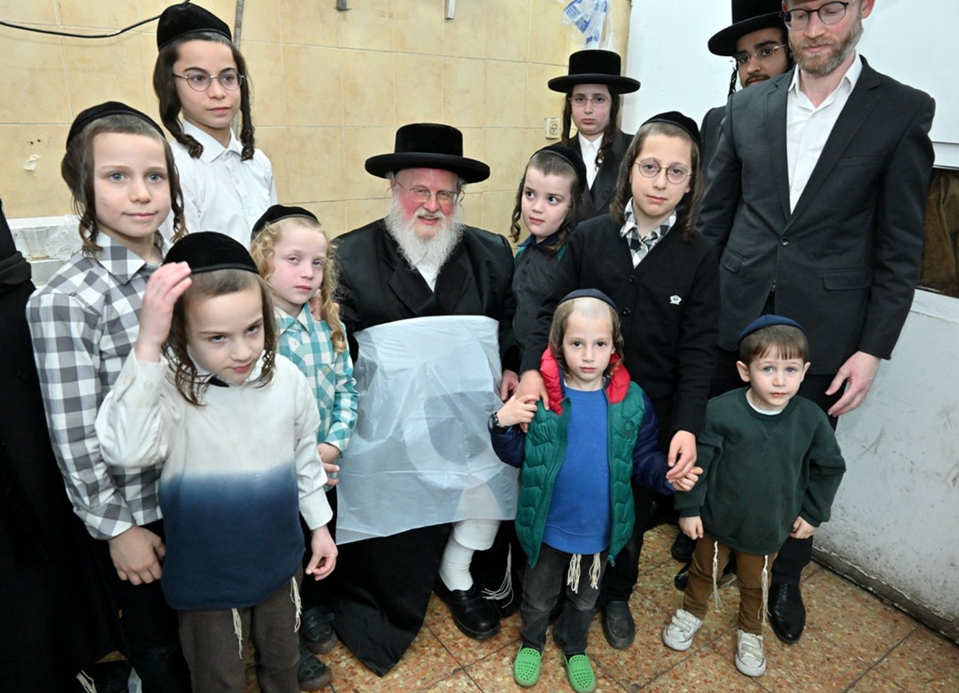 האדמו"ר מסאסוב באפיית מצות