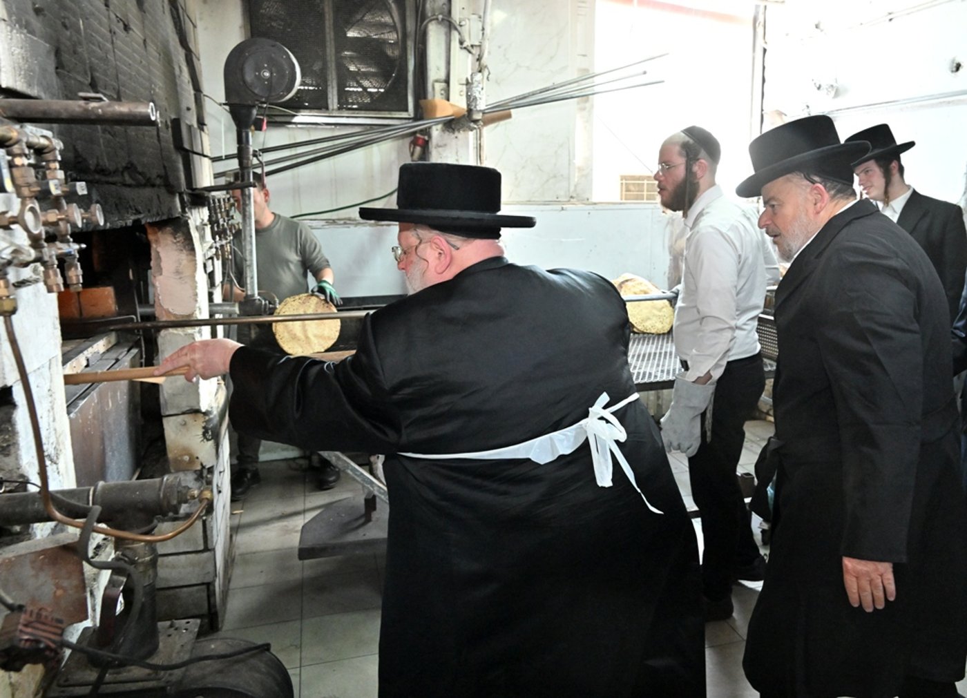 האדמו"ר מסאסוב באפיית מצות