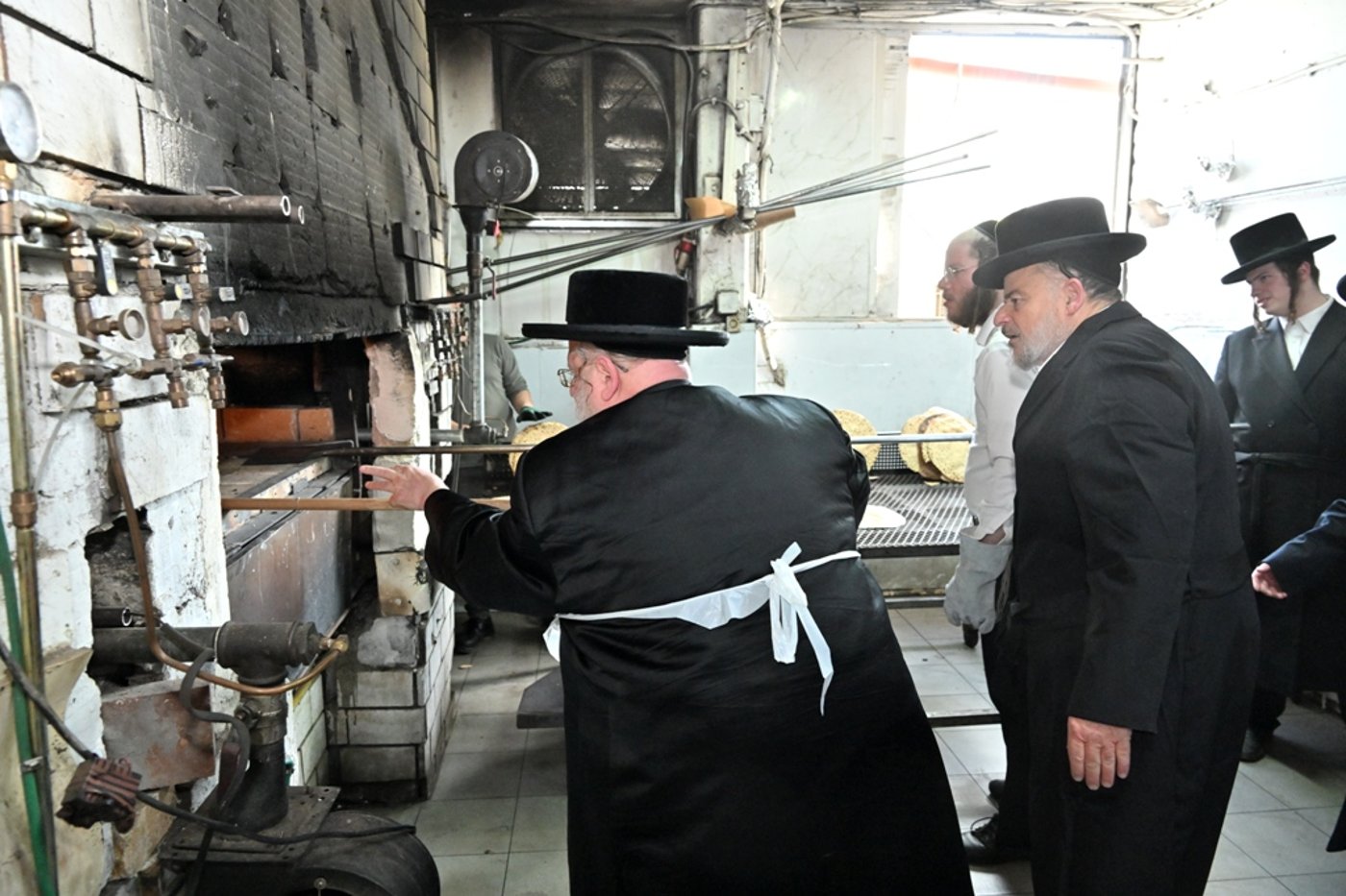 האדמו"ר מסאסוב באפיית מצות