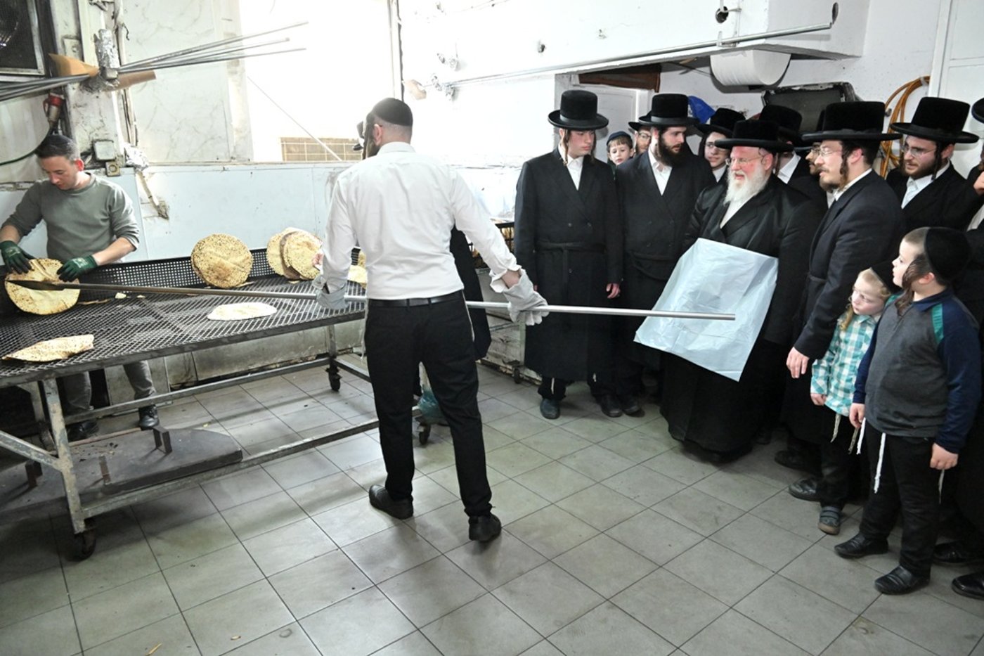 האדמו"ר מסאסוב באפיית מצות