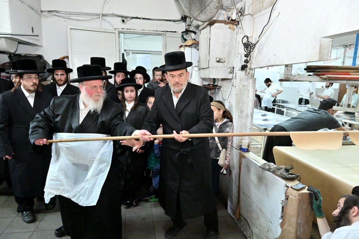 האדמו"ר מסאסוב באפיית מצות