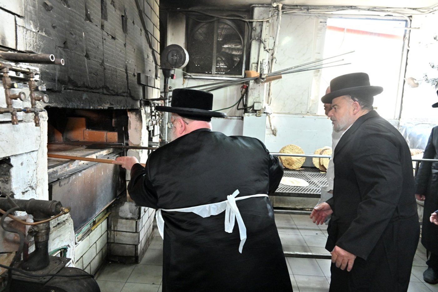 האדמו"ר מסאסוב באפיית מצות