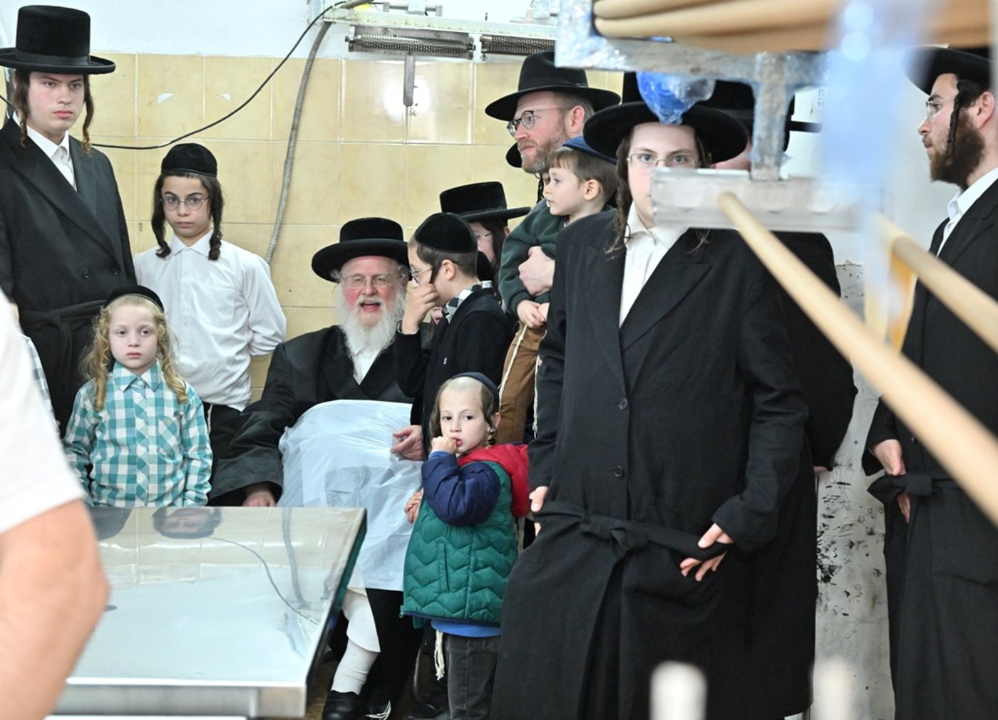 האדמו"ר מסאסוב באפיית מצות