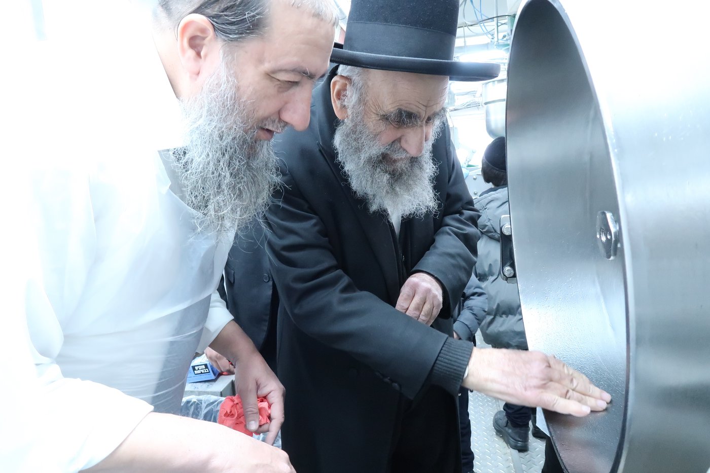 חכם משה צדקה באפיית מצות