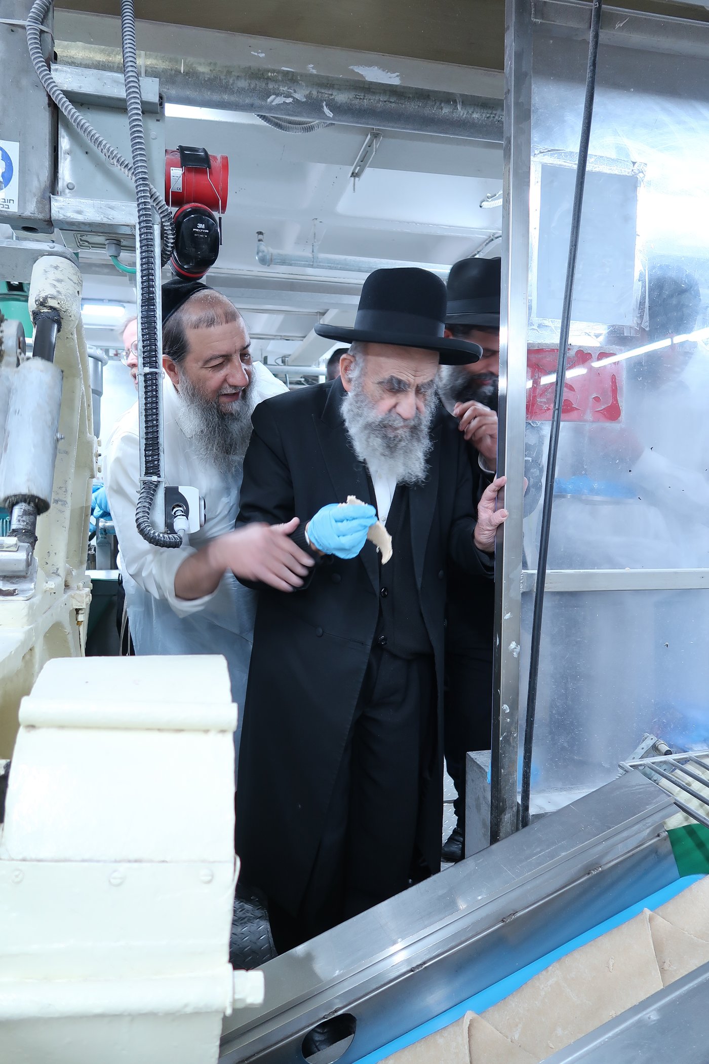 חכם משה צדקה באפיית מצות