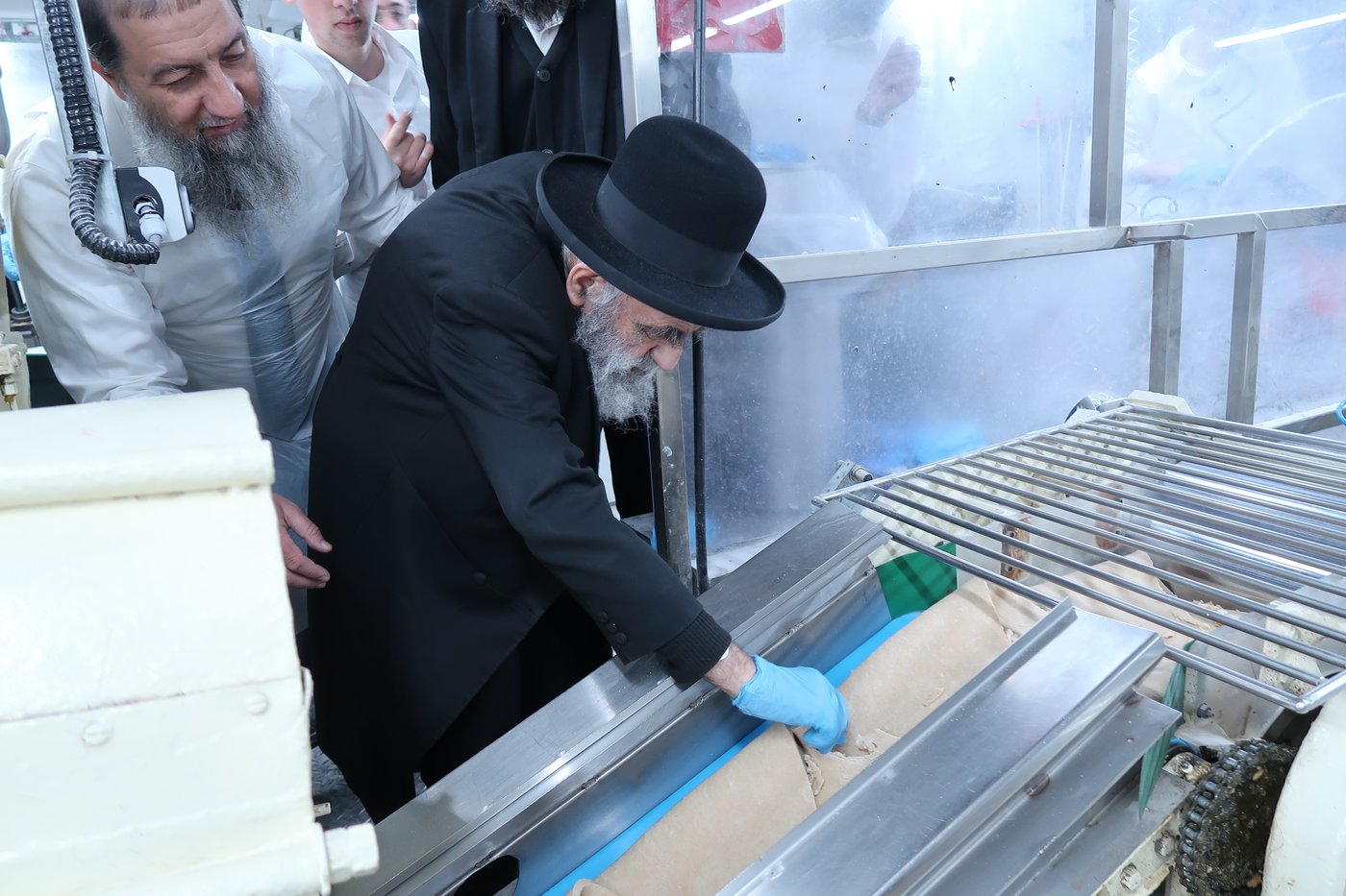 חכם משה צדקה באפיית מצות