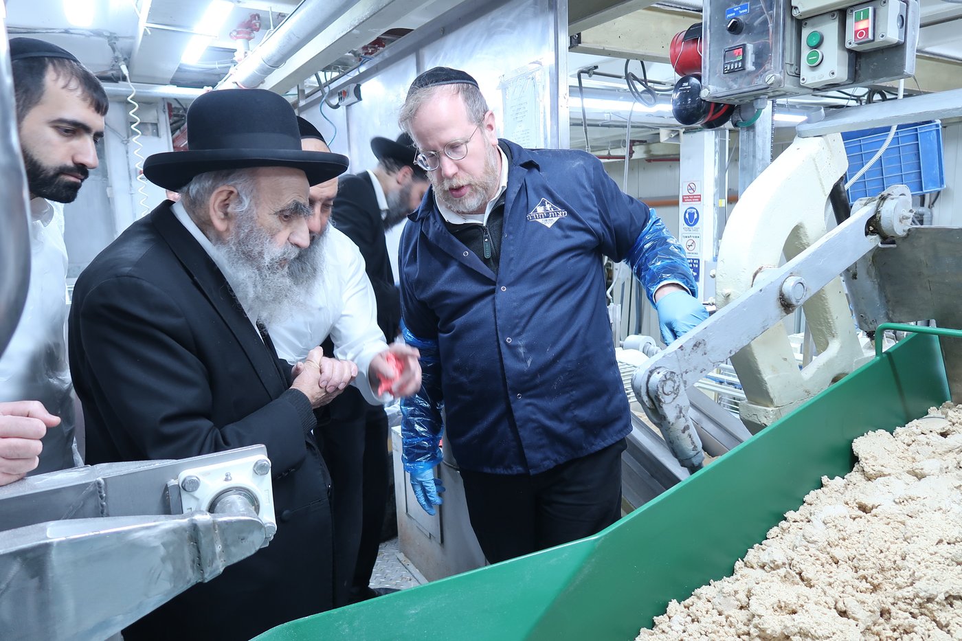 חכם משה צדקה באפיית מצות