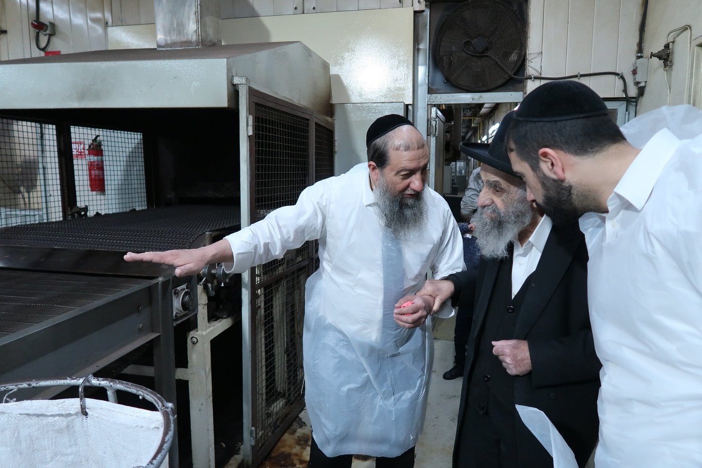 חכם משה צדקה באפיית מצות