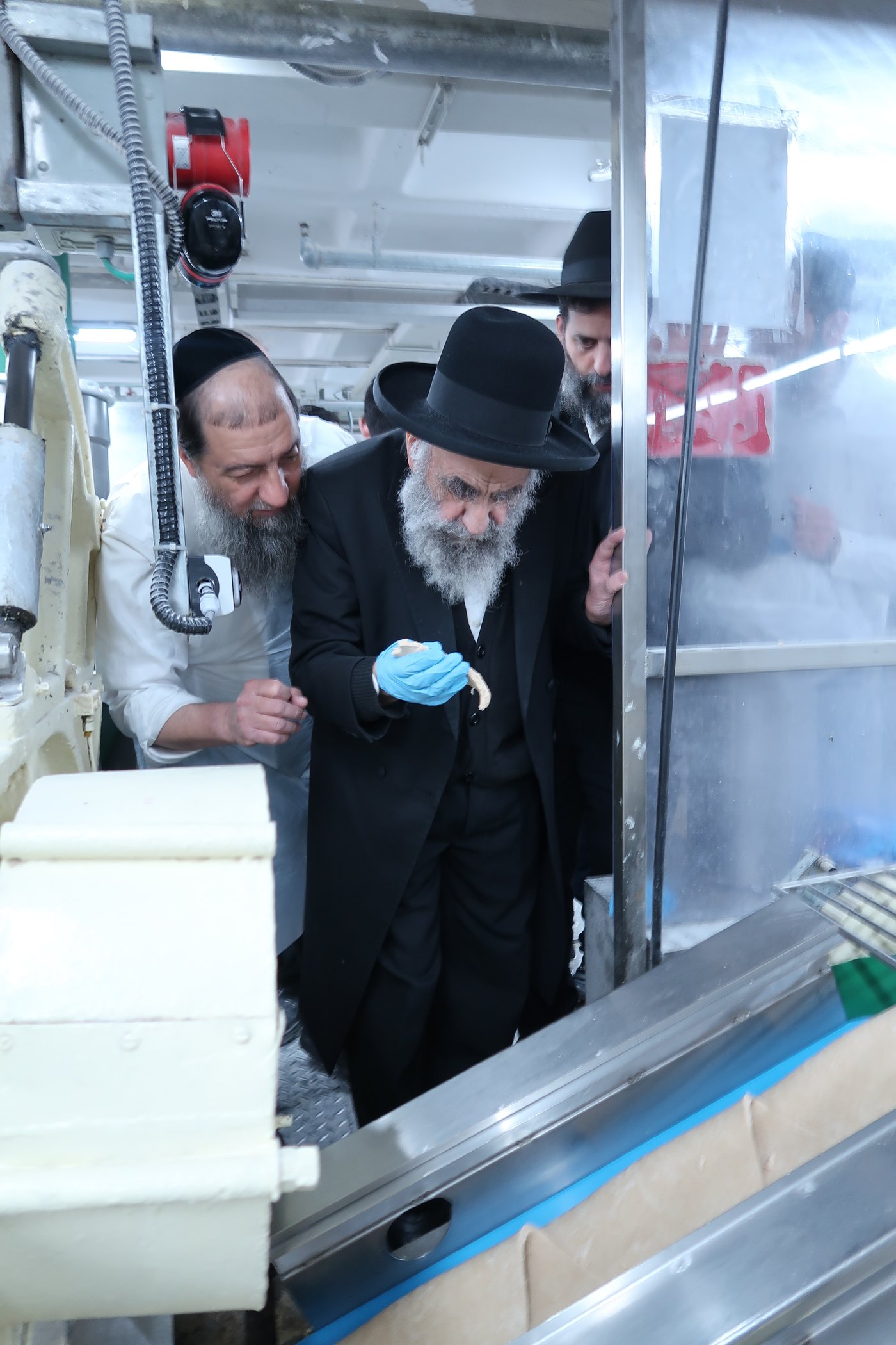 חכם משה צדקה באפיית מצות